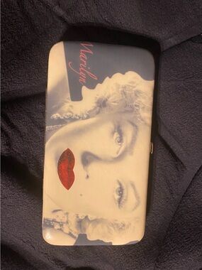 Women's Graphic Clutch Wallet - Red Accent